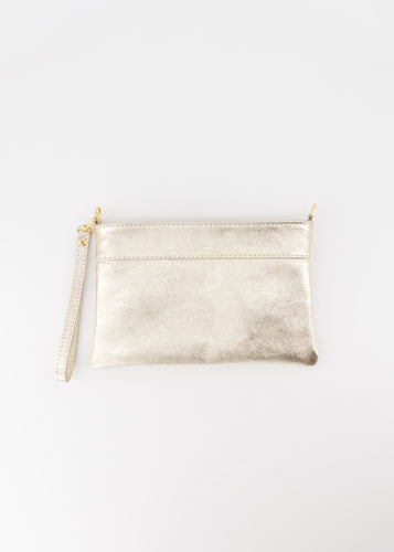 Goudkleurige Leren Metallic Tas die te dragen is als clutch en als crossbody tas. De Valeria Tas heeft een pols band en de tas is te sluiten met een rits. In deze tas zit een steekvakje en heeft een afneembaar kettinghengsel. Deze leuke metallic clutch is verkrijgbaar in verschillende kleuren: Goud, Fuchsia, Paars.