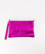 Load image into Gallery viewer, Fuchsia Leren Metallic Tas die te dragen is als clutch en als crossbody tas. De Valeria Tas heeft een pols band en de tas is te sluiten met een rits. In deze tas zit een steekvakje en heeft een afneembaar kettinghengsel. Deze leuke metallic clutch is verkrijgbaar in verschillende kleuren: Goud, Fuchsia, Paars.
