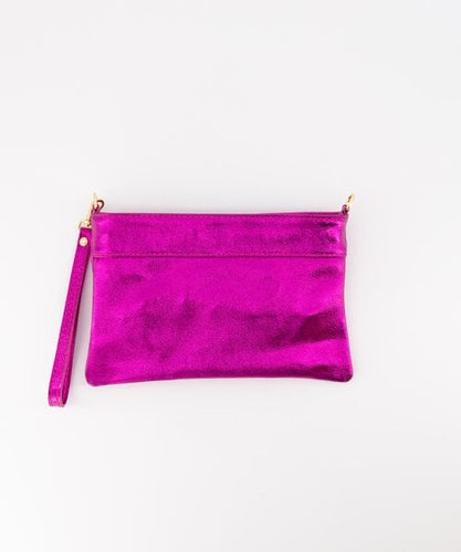 Fuchsia Leren Metallic Tas die te dragen is als clutch en als crossbody tas. De Valeria Tas heeft een pols band en de tas is te sluiten met een rits. In deze tas zit een steekvakje en heeft een afneembaar kettinghengsel. Deze leuke metallic clutch is verkrijgbaar in verschillende kleuren: Goud, Fuchsia, Paars.