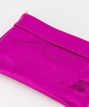 Load image into Gallery viewer, Fuchsia Leren Metallic Tas die te dragen is als clutch en als crossbody tas. De Valeria Tas heeft een pols band en de tas is te sluiten met een rits. In deze tas zit een steekvakje en heeft een afneembaar kettinghengsel. Deze leuke metallic clutch is verkrijgbaar in verschillende kleuren: Goud, Fuchsia, Paars.
