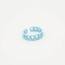 Load image into Gallery viewer, Blauwe Ring Schakel Color is een trendy ring, one size, past iedereen. Deze ring is in verschillende kleuren verkrijgbaar: Blauw, Wit, Paars, Roze.
