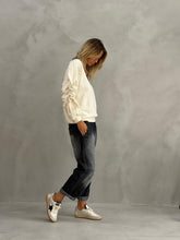Load image into Gallery viewer, Jeans Shelf van de Banditas Collectie in Denim Black. Een moderne denimbroek met een wide fit. De denim broek met de perfecte wassing en een middelhoge elastische tailleband. ‘Made you look’.

