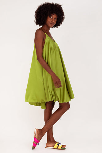 Groene Jurk Spaghetti Kort Giallo is een heerlijke korte zomerjurk, klokkend model jurk met spaghettibandjes (niet verstelbaar), in de prachtige zomerse kleur olijfgroen. De achterkant valt langer dan de voorkant. De jurk is one size, valt ruim en is te dragen van maat S t/m XXL. Deze jurk is verkrijgbaar in verschillende kleuren: Giallo (Geel), Oliva (Olijfgroen), Coccio (Terra).