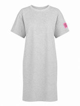 Load image into Gallery viewer, Hét jog-jurkje van dit seizoen! De knielange T-shirtdress is een rechtvallend model en is gemaakt van een luxueuze, zachte kwaliteit stof die prachtig valt en heerlijk draagbaar is.
