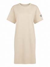 Load image into Gallery viewer, Hét jog-jurkje van dit seizoen! De knielange T-shirtdress is een rechtvallend model en is gemaakt van een luxueuze, zachte kwaliteit stof die prachtig valt en heerlijk draagbaar is.
