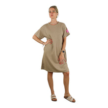 Load image into Gallery viewer, Hét jog-jurkje van dit seizoen! De knielange T-shirtdress is een rechtvallend model en is gemaakt van een luxueuze, zachte kwaliteit stof die prachtig valt en heerlijk draagbaar is.
