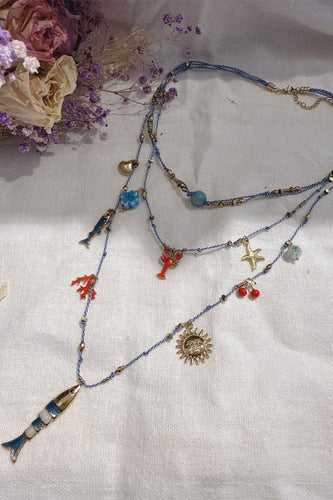 Lange bedel ketting, 3 lagen met goudkleurige en gekleurde bedels en een hanger van een goudkleurige turquoise vis. Een prachtige lange ketting van 60cm.