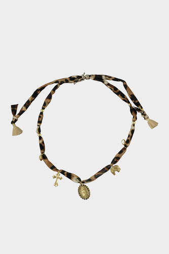 Een leuke bedel ketting van stof met print, goudkleurige bedels en details. Deze ketting is gemakkelijk te verstellen!