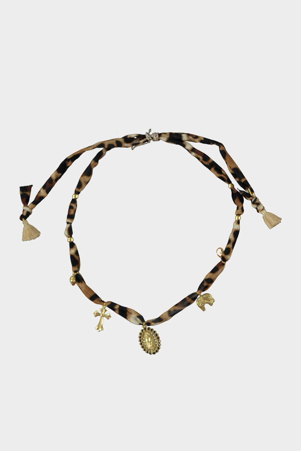 Een leuke bedel ketting van stof met print, goudkleurige bedels en details. Deze ketting is gemakkelijk te verstellen!
