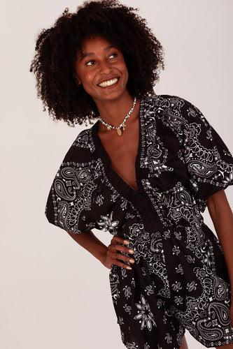 Een leuke bedel ketting van stof met print, goudkleurige bedels en details. Deze prachtige ketting is gemakkelijk te verstellen!