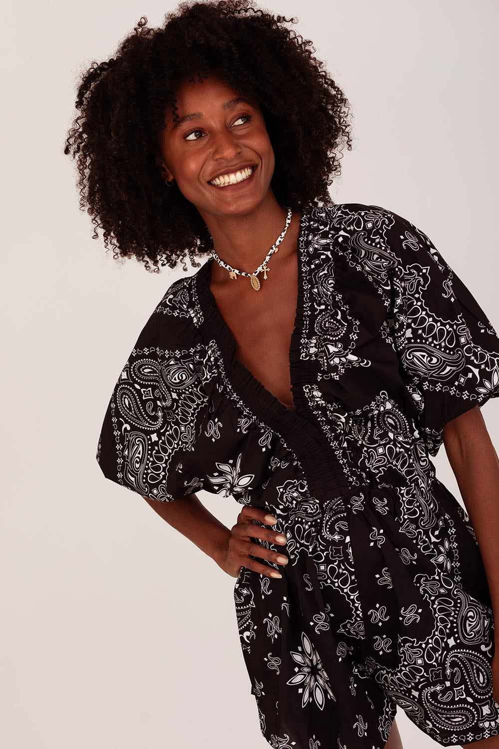 Een leuke bedel ketting van stof met print, goudkleurige bedels en details. Deze prachtige ketting is gemakkelijk te verstellen!