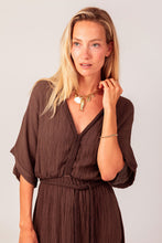 Load image into Gallery viewer, Een mooie schakel ketting met goudkleurige bedels en schelpje en een hanger van een goudkleurige vis.
Een prachtige ketting!
