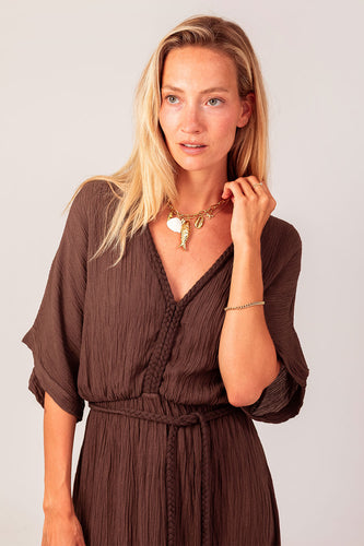 Een mooie schakel ketting met goudkleurige bedels en schelpje en een hanger van een goudkleurige vis.
Een prachtige ketting!