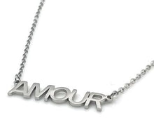 Load image into Gallery viewer, stijlvolle zilverkleurige ketting met de tekst “Amour”. Het minimalistische en elegante design straalt liefde en vrouwelijkheid uit, waardoor deze ketting perfect is om iedere dag te dragen.
