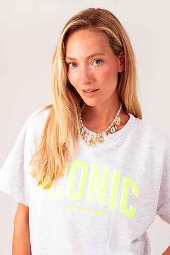Korte ketting met witte parels, gekleurde schelpjes en bedels, met een hanger van een goudkleurige zeester. Een prachtige ketting!