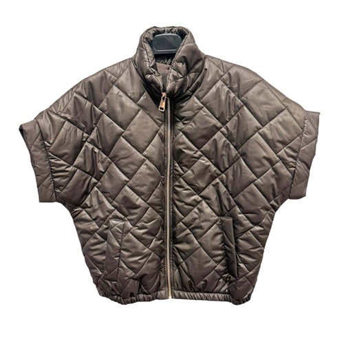 Bruine Bodywarmer Indy, kort model. Deze leuke bodywarmer heeft een opstaande kraag, steekzakken en een rits. Verkrijgbaar in verschillende kleuren.