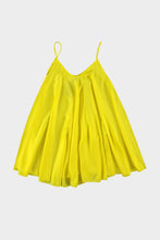 Load image into Gallery viewer, Gele Jurk Spaghetti Kort Giallo is een heerlijke korte zomerjurk, klokkend model jurk met spaghettibandjes (niet verstelbaar), in de prachtige zomerse kleur helder geel. De achterkant valt langer dan de voorkant. De jurk is one size, valt ruim en is te dragen van maat S t/m XXL. Deze jurk is verkrijgbaar in verschillende kleuren: Giallo (Geel), Oliva (Olijfgroen), Coccio (Terra).
