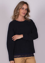 Afbeelding in Gallery-weergave laden, Blauwe Sweater, Oversized Pullover LAMIA in Navy met knoopdetails, zachte kwaliteit en een comfortabele, tijdloze pasvorm.
