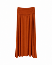 Load image into Gallery viewer, Lange Rok met een taille omslagband. Deze lange zwierige rok met subtiel lurex draadje, is een heerlijk luchtig item voor het voorjaar en de zomer en is ook zeker in het najaar gemakkelijk door te dragen met een panty of maillot. Deze rok is verkrijgbaar in verschillende kleuren: wit, brique, groen, zand.
