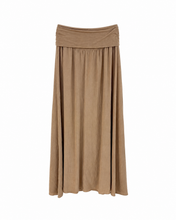 Load image into Gallery viewer, Lange Rok met een taille omslagband. Deze lange zwierige rok met subtiel lurex draadje, is een heerlijk luchtig item voor het voorjaar en de zomer en is ook zeker in het najaar gemakkelijk door te dragen met een panty of maillot. Deze rok is verkrijgbaar in verschillende kleuren: wit, brique, groen, zand.
