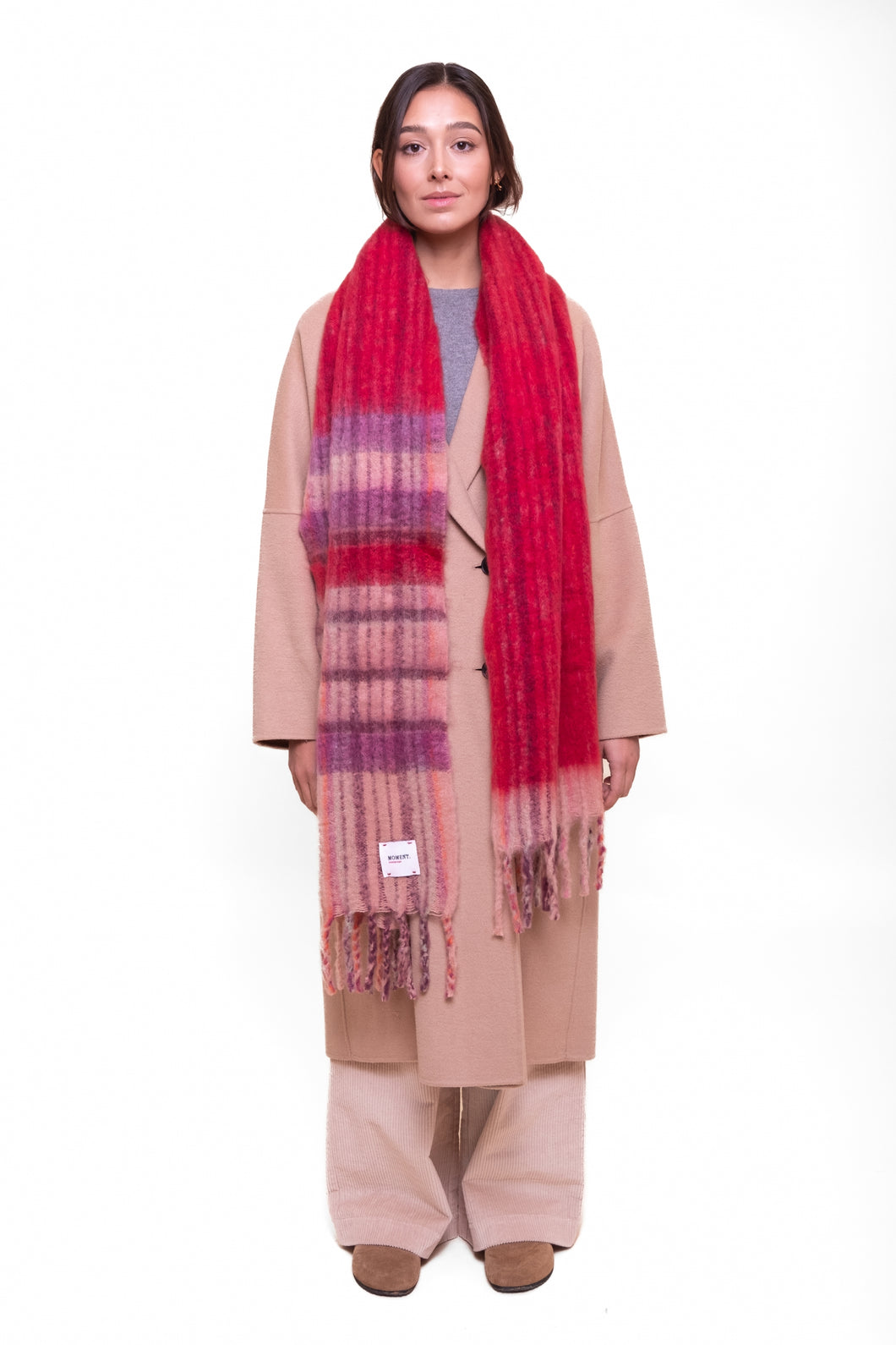 Lange Sjaal met franjes, een prachtige sjaal van Moment Amsterdam met referentie 510-54.401-24.9 met afmeting 200cmx40cm in de mooie combinatie kleuren rose, lila en lichtroze. Met deze sjaal blijf je lekker warm en maak jij jouw outfit helemaal compleet.