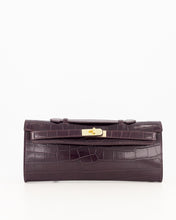 Load image into Gallery viewer, Bordeaux kleurige Tas Palermo Croco is een leren handtas met chique crocoprint en subtiele glans. Tas die ook gedragen kan worden als clutch en als schoudertas door middel van een lang hengsel, welke bevestigd wordt met drukkers. De tas heeft een hoofdvak met een klein ritsvak en wordt gesloten door middel van een uniek systeem met draaisluiting.
