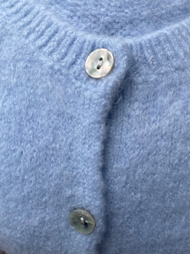 Lichtblauw Vest 'For Her' van So Beau by Beauregard in de kleur Blue Clair. Vest met een ronde hals, lange mouwen en knoopjes om het vest eventueel te sluiten, om het als trui te dragen. Vest is verkrijgbaar in verschillende kleuren. Super Zacht Vest, is nu al een van onze bestsellers!