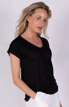 Load image into Gallery viewer, Linnen T-shirt met Diepe V-Hals – Relaxte Pasvorm &amp; Luchtig Comfort van The Clothed Collectie. Een comfortabel T-shirt met een diepe V-hals en relaxte pasvorm. Gemaakt van hoogwaardig, ademend linnen – perfect voor zomerse dagen
