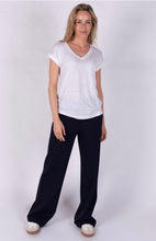Load image into Gallery viewer, Linnen T-shirt met Diepe V-Hals – Relaxte Pasvorm &amp; Luchtig Comfort van The Clothed Collectie. Een comfortabel T-shirt met een diepe V-hals en relaxte pasvorm. Gemaakt van hoogwaardig, ademend linnen – perfect voor zomerse dagen
