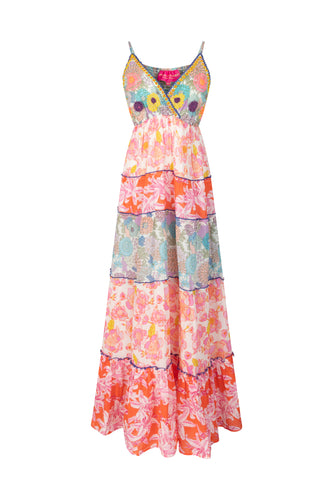Maxi Dress Place du Soleil, Mix Print Straps is een maxi dress met verstelbare spaghettibandjes, een V-hals, heeft brede elastiek op het achterpand en een onderjurk. Een prachtige jurk met stroken in een mooie combinatie van roze en lila. Deze jurk valt ruim. Echt een topper deze jurk, hierin wil je gezien worden!