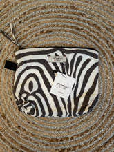 Load image into Gallery viewer, Handig mini tasje met rits, van Moment by Moment in een vale zwart/wit print zebra dessin. In deze serie is verkrijgbaar: zomerjurk, super grote strandtas, te sluiten met een strikje en een mini tasje met rits. Met deze prachtige set ben je helemaal klaar voor het strand of het terras.
