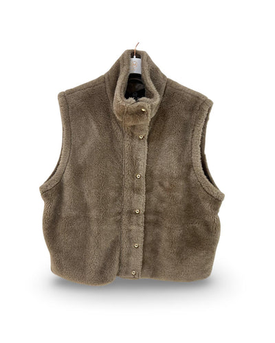Khaki zachte faux fur bodywarmer met ritssluiting, steekzakken en goudkleurige drukknopen. Bodywarmer Deluxe Nola is volledig gevoerd en afgewerkt met suèdine.