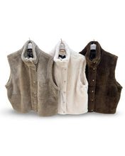 Afbeelding in Gallery-weergave laden, Zachte faux fur bodywarmer met ritssluiting, steekzakken en goudkleurige drukknopen. Bodywarmer Deluxe Nola is volledig gevoerd en afgewerkt met suèdine en in verschillende kleuren verkrijgbaar
