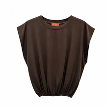 Afbeelding in Gallery-weergave laden, Superleuke Bruine Ballon Top  van Mooij. Deze cropped top met elastieken band is een echte must-have en verkrijgbaar in verschillende kleuren. Een comfortabele top met kap mouwen, geschikt voor maten S t/m L.
