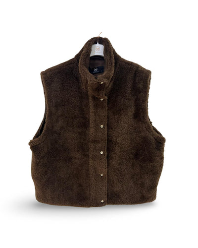 Bruine zachte faux fur bodywarmer met ritssluiting, steekzakken en goudkleurige drukknopen. Bodywarmer Deluxe Nola is volledig gevoerd en afgewerkt met suèdine.