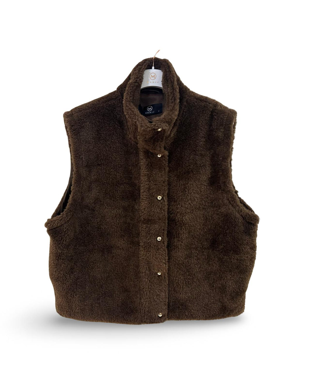 Bruine zachte faux fur bodywarmer met ritssluiting, steekzakken en goudkleurige drukknopen. Bodywarmer Deluxe Nola is volledig gevoerd en afgewerkt met suèdine.