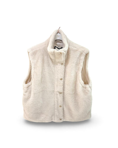 Witte zachte faux fur bodywarmer van Mooij met ritssluiting, steekzakken en goudkleurige drukknopen. Bodywarmer Deluxe Nola is volledig gevoerd en afgewerkt met suèdine.