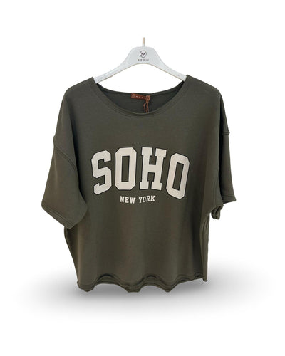 Leuke top van Mooij, een dikkere stof T-shirt met opdruk Soho. Deze top is in verschillende kleuren verkrijgbaar.