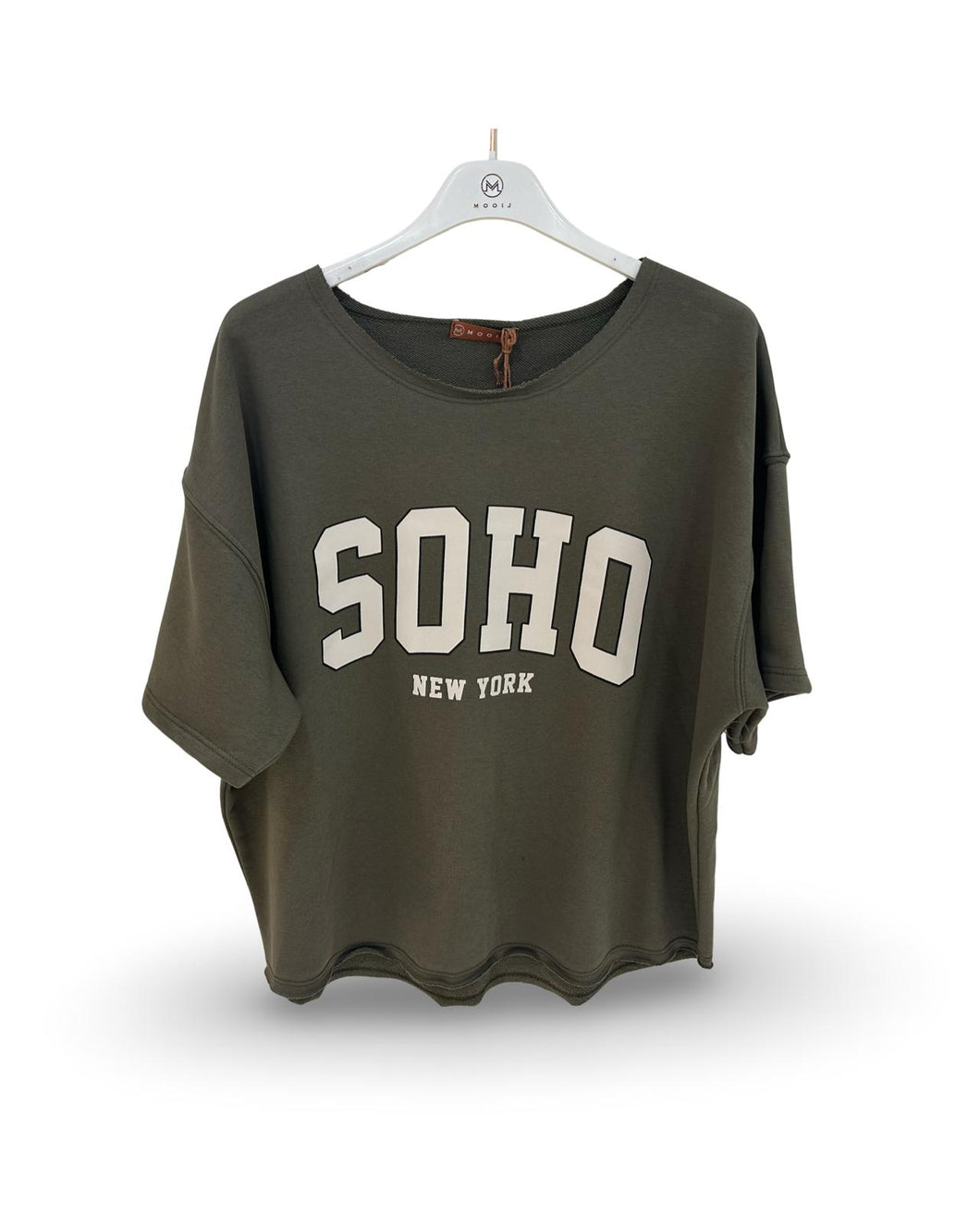 Leuke top van Mooij, een dikkere stof T-shirt met opdruk Soho. Deze top is in verschillende kleuren verkrijgbaar.
