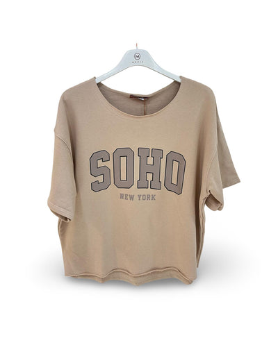 Leuke top van Mooij, een dikkere stof T-shirt met opdruk Soho. Deze top is in verschillende kleuren verkrijgbaar.