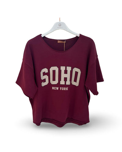 SOHO Top, een leuke top van Mooij een dikkere stof T-shirt met opdruk Soho. Deze top is in verschillende kleuren verkrijgbaar.
