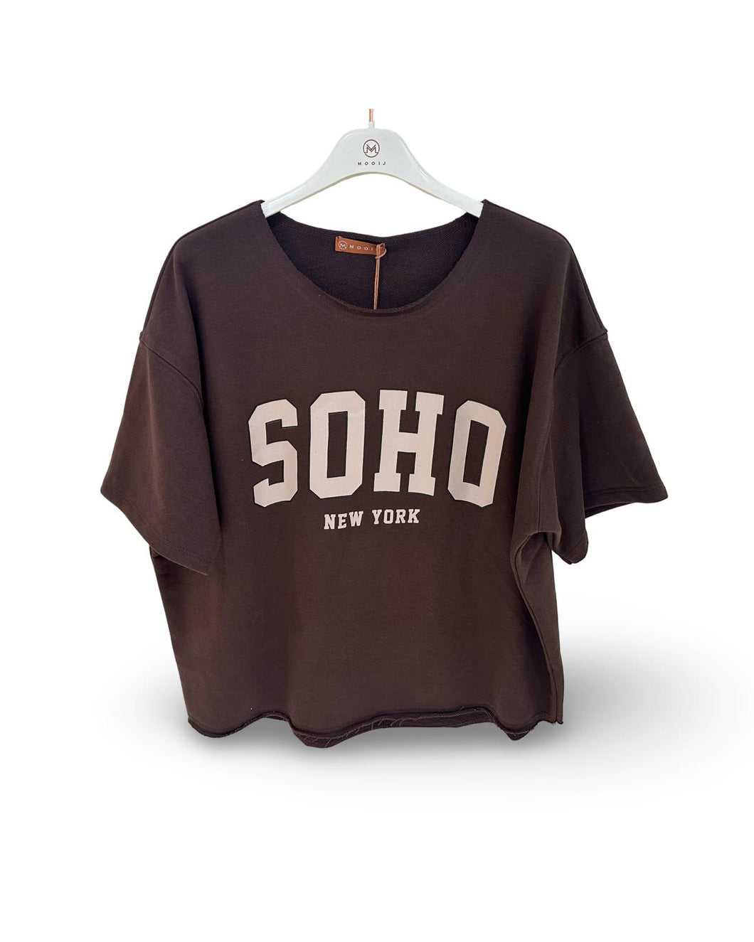 Leuke top van Mooij, een dikkere stof T-shirt met opdruk Soho. Deze top is in verschillende kleuren verkrijgbaar.
