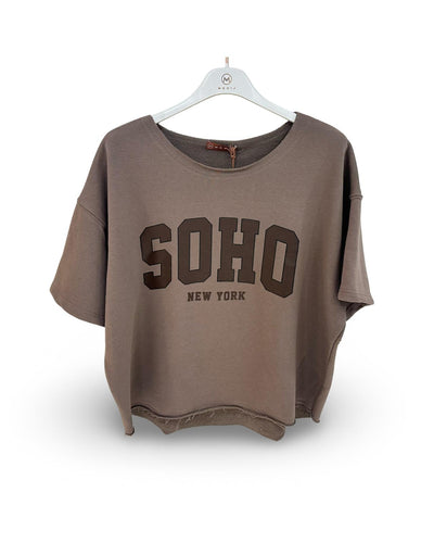 Leuke top van Mooij, een dikkere stof T-shirt met opdruk Soho. Deze top is in verschillende kleuren verkrijgbaar.