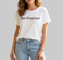 Afbeelding in Gallery-weergave laden, Wit t-shirt met korte mouwen en opdruk San Francisco California. Een ideaal t-shirt voor warme dagen. Deze top is te dragen van maat S t/m XL.

