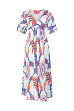 Load image into Gallery viewer, Multicolor Jurk, Maxi Dress Rosa Blue Bird Long van Place du Soleil in de kleurstelling wit, blauw en fuchsia. De Rosa Blue Bird Long Dress is een prachtig uitlopende lange gevoerde jurk met steekzakken en heeft een smallere taille met (vaste) ceintuur met oranje fluo flosjes. Jurk heeft een V-hals met fluo oranje borduursel en korte mouwen, is afgezet met subtiele pailletten en is bewerkt met prachtig lurex draad.
