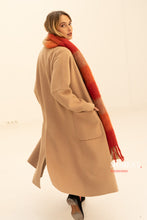Afbeelding in Gallery-weergave laden, Lange Oranje Rode Sjaal met Taupe, een prachtige sjaal van Moment Amsterdam met referentie 54.415-23 in de kleur warm oranje, rood en taupe met afmeting 180cmx35cm. Met deze sjaal blijf je lekker warm en maak jij jouw outfit helemaal compleet.
