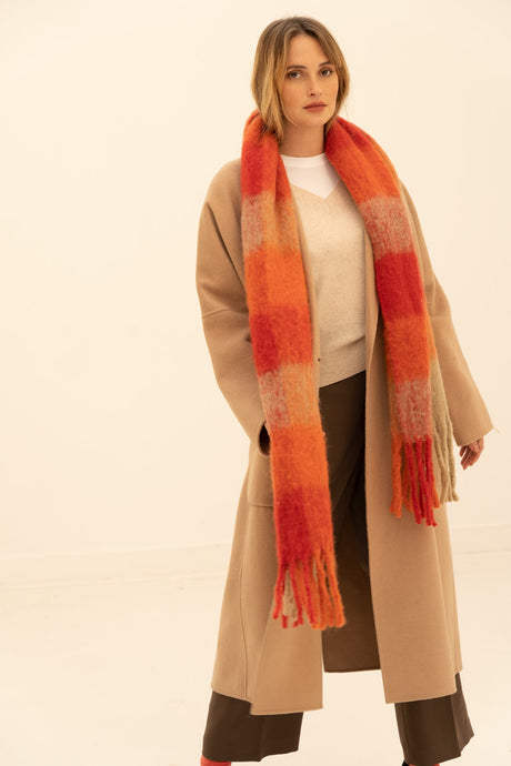 Lange Oranje Rode Sjaal met Taupe, een prachtige sjaal van Moment Amsterdam met referentie 54.415-23 in de kleur warm oranje, rood en taupe met afmeting 180cmx35cm. Met deze sjaal blijf je lekker warm en maak jij jouw outfit helemaal compleet.