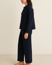 Afbeelding in Gallery-weergave laden, Vest Afghanistan van Moment in May Collectie, in een donkerblauwe kleur.
Prachtig Tijdloos Vest in de klassieke kleur Navy met subtiele franjes, zip- patroon in een contrasterende kleur, klepzakken op de borst met platte knopen.
