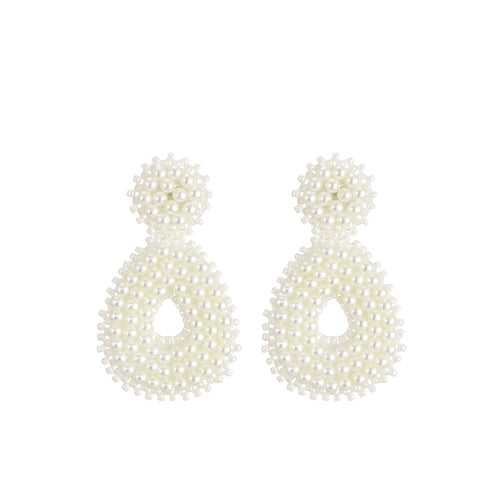 Offwhite Oorbellen Mila Pearls zijn prachtig vormgegeven in de vorm van een druppel, afgezet met sierlijke witte imitatie pareltjes. Echte eyecatchers, elegant, vrouwelijk en feestelijk!