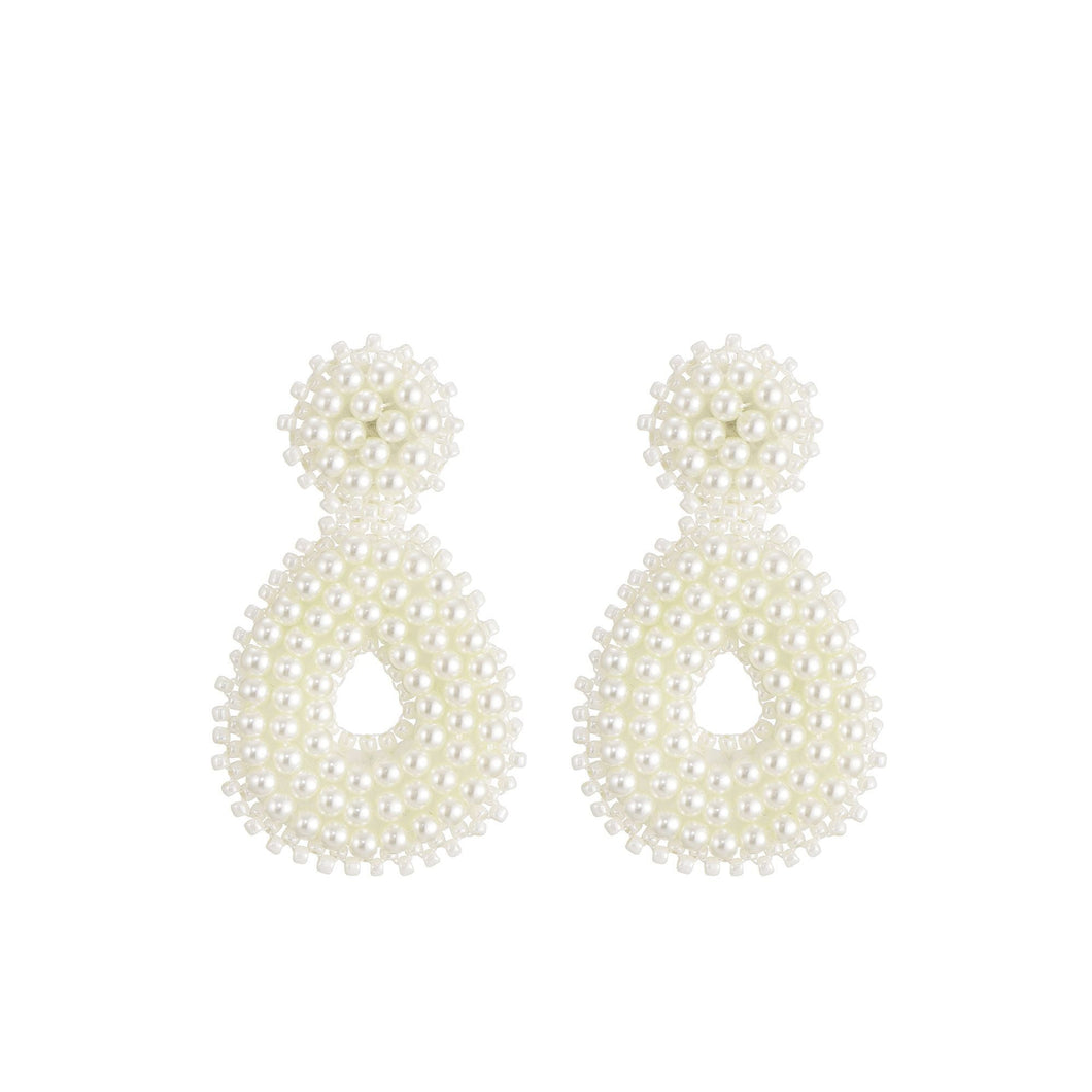 Offwhite Oorbellen Mila Pearls zijn prachtig vormgegeven in de vorm van een druppel, afgezet met sierlijke witte imitatie pareltjes. Echte eyecatchers, elegant, vrouwelijk en feestelijk!